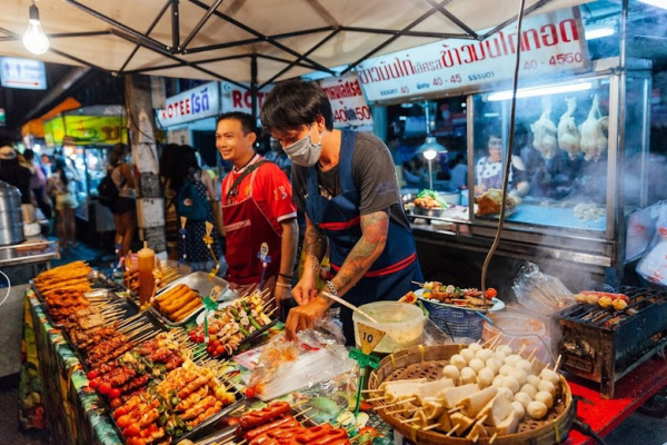 Chợ đêm Thái Lan: Ăn gì ngon, mua gì đáng, và những cạm bẫy phổ biến cần tránh