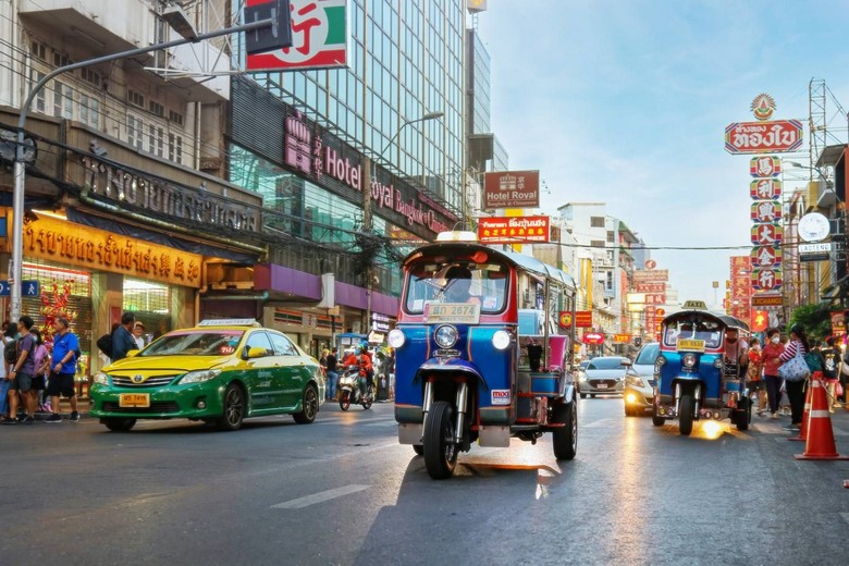 Ảnh tuk-tuk trên đường phố Bangkok, nên dùng ảnh ban ngày có màu sắc sống động