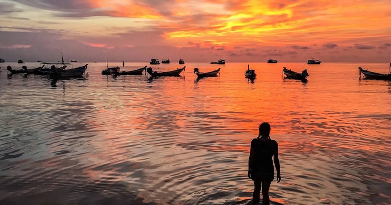 Bãi Sairee trên đảo Tao lúc hoàng hôn