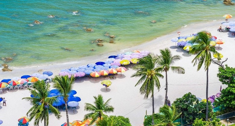 Bãi biển Hua Hin dài thoai thoải lúc hoàng hôn với ghế nằm và hàng quán hải sản