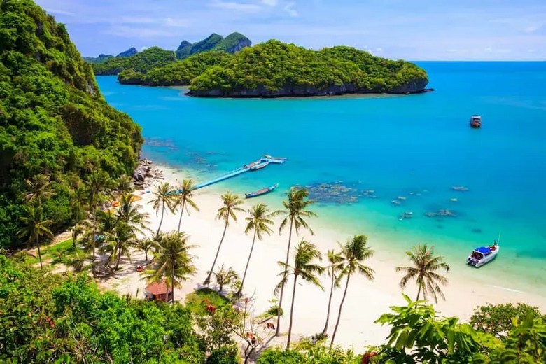 Bãi biển Samui rợp bóng dừa với resort thấp tầng ven biển