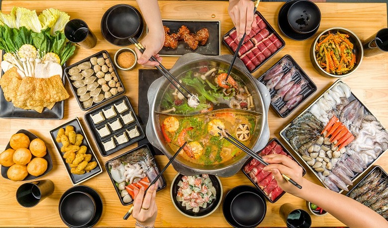 So sánh hai tô tom yum — nước trong bên trái và nước đục bên phải, đặt cạnh nhau trên bàn