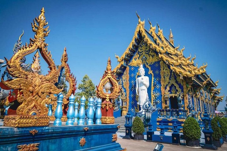 Chính điện đền Xanh Wat Rong Suea Ten phủ xanh lam pha vàng nổi bật