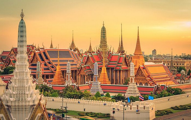Chùa Phật Ngọc Wat Phra Kaew trong khuôn viên Cung điện Hoàng gia Bangkok