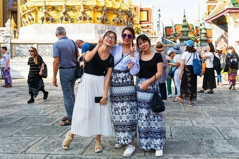 Du khách ăn mặc kín đáo, bỏ giày trước khi vào chính điện