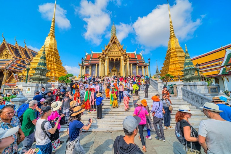Du khách ăn mặc kín đáo, lịch sự khi tham quan trong khuôn viên Cung điện Hoàng gia