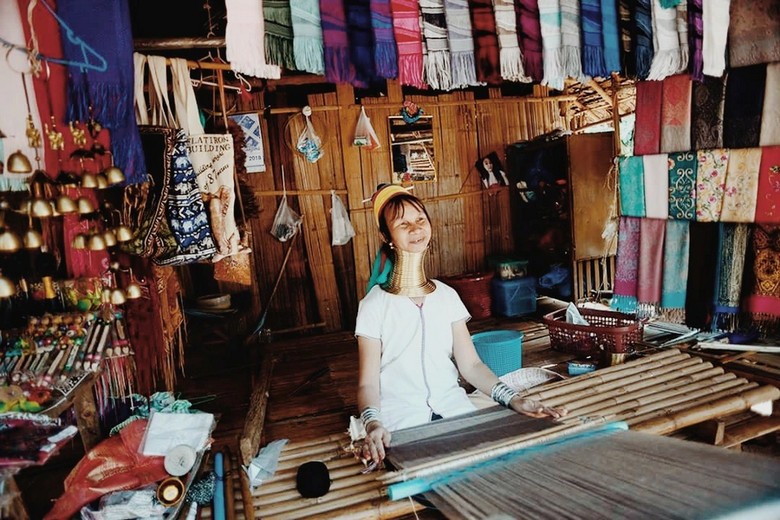 Du khách trò chuyện và mua đồ thủ công từ người dân trong làng