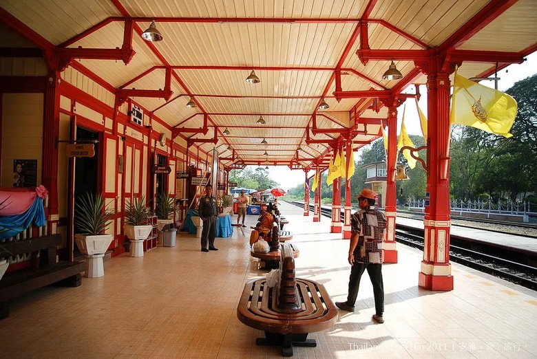Ga tàu Hua Hin cổ kính màu đỏ vàng với phòng chờ hoàng gia