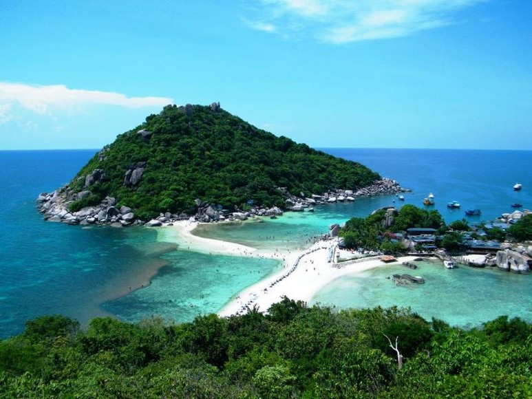 Ghép cảnh biển yên tĩnh Hua Hin và phố biển sôi động Pattaya