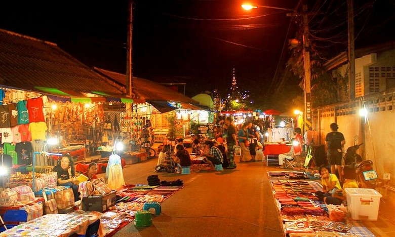 Gia đình nhiều thế hệ dạo chợ đêm Hua Hin buổi tối