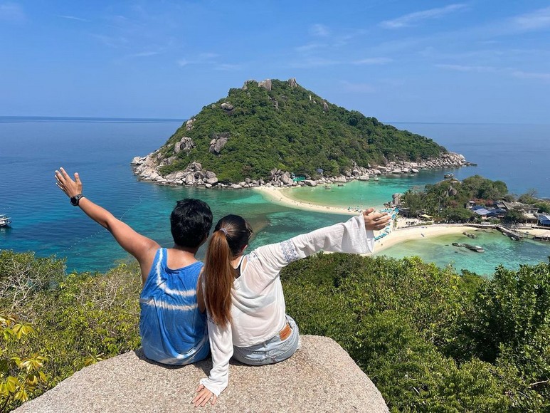 Gia đình nhiều thế hệ tắm biển ở bãi nông trên đảo Samui