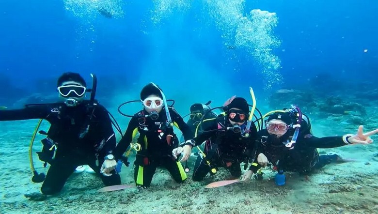 Học viên tập kỹ năng lặn Open Water cùng hướng dẫn viên ở đảo Tao