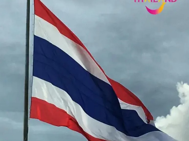 Lá cờ vàng chữ เจ màu đỏ treo trước một quán ăn chay ở Bangkok