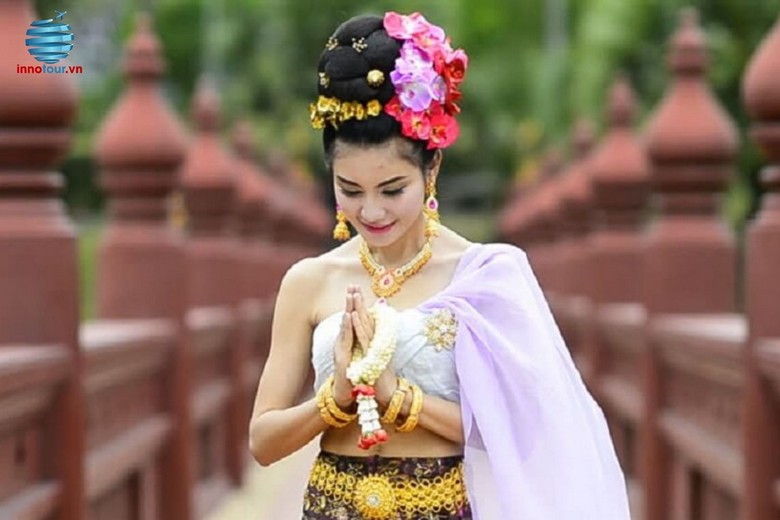 Người Thái chắp tay chào Wai trước ngực kèm nụ cười