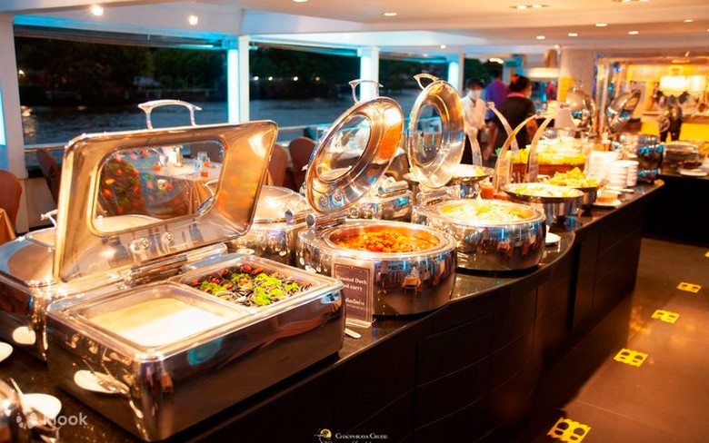 Quầy buffet hải sản với tôm, mực, hàu trên du thuyền