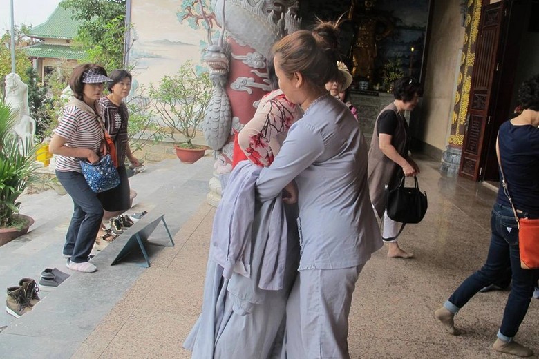  Quầy cho mượn khăn và áo choàng cho khách trước cửa một ngôi chùa lớn