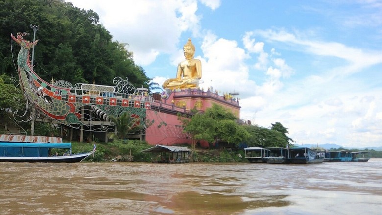 Tượng Phật vàng khổng lồ trên bệ hình thuyền bên sông Mekong ở Tam Giác Vàng