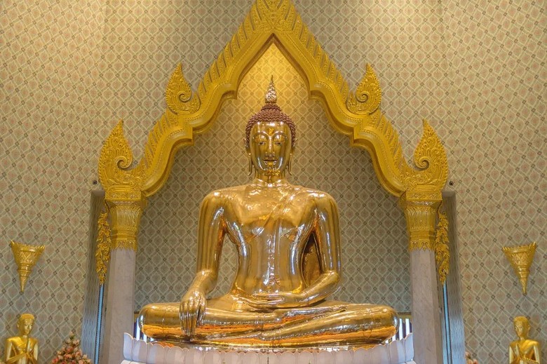 Tượng Phật vàng lớn trong một ngôi chùa ở Bangkok