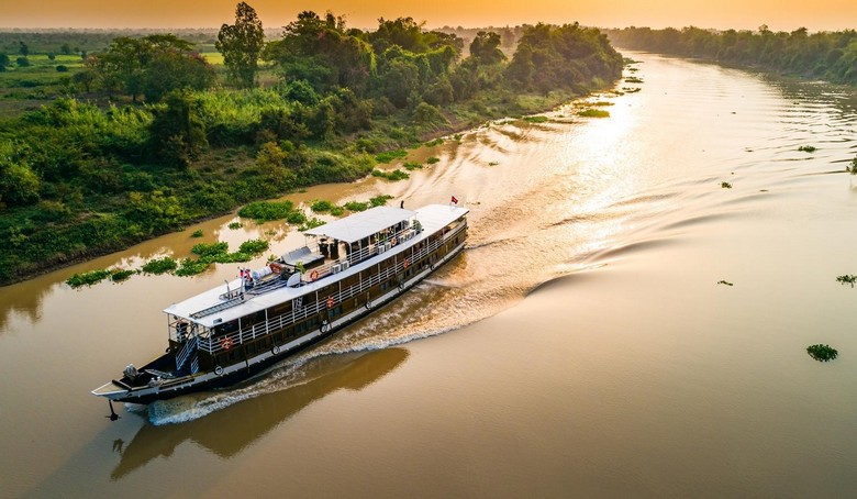 Thuyền đuôi dài chở khách trên sông Mekong nhìn sang bờ Lào và Myanmar