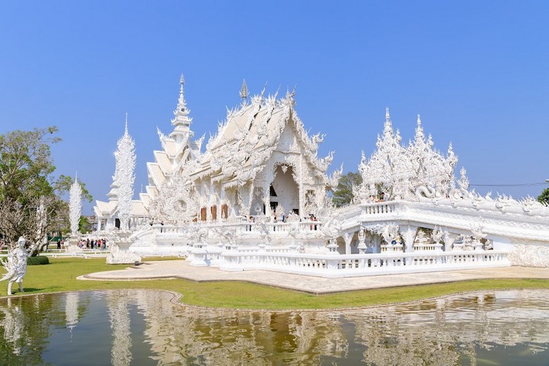 Toàn cảnh đền Trắng Wat Rong Khun trắng toát, gắn gương lấp lánh dưới nắng