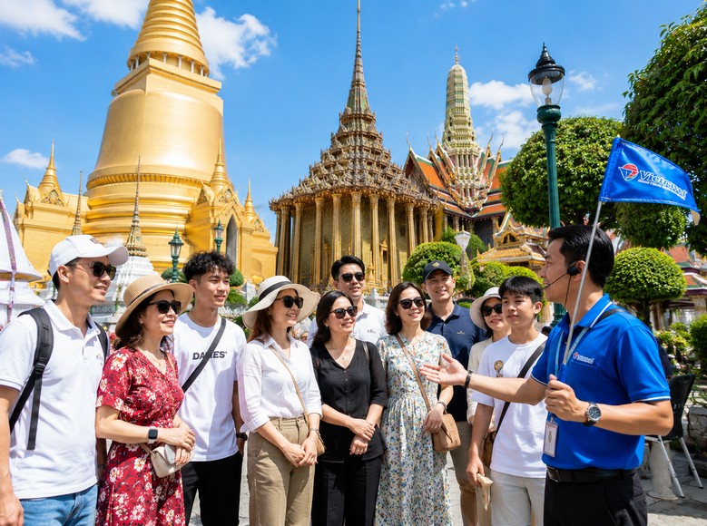 Ảnh đoàn khách đang tham quan có hướng dẫn viên chuyên nghiệp, không gian đẹp, hoặc ảnh nhóm khách Việt Nam tại Thái Lan vui vẻ