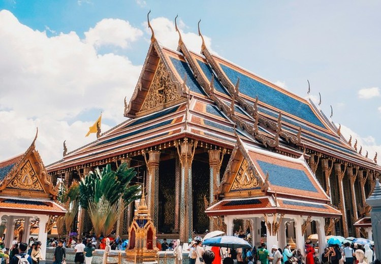 Ảnh khu vực trước cổng Grand Palace Bangkok giờ đông khách