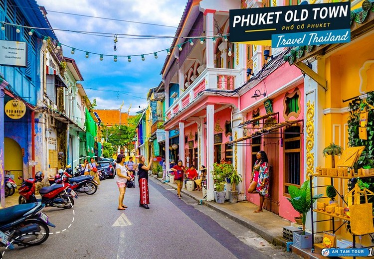 Ảnh Phuket Old Town phố Dibuk hoặc Thalang Road – nhà shophouse nhiều màu sắc, đèn lồng, phong cách Sino-Portuguese