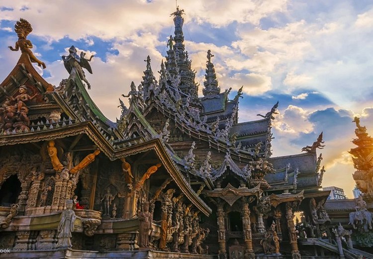 Ảnh Sanctuary of Truth nhìn từ phía bắc lúc buổi sáng