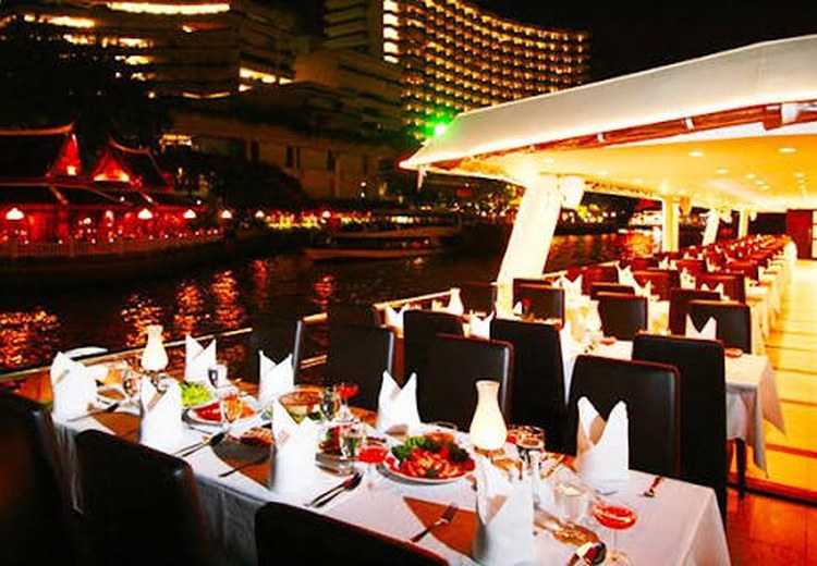 Bàn ăn tối lãng mạn trên du thuyền sông Chao Phraya buổi tối