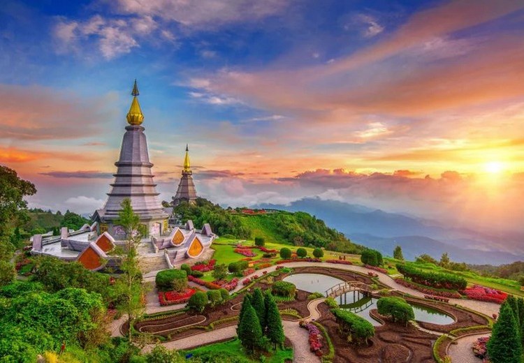 Biển mây trắng phủ thung lũng lúc bình minh nhìn từ Doi Inthanon