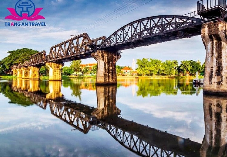 Cầu sắt sông Kwai bắc qua sông, di tích Đường sắt Tử thần ở Kanchanaburi