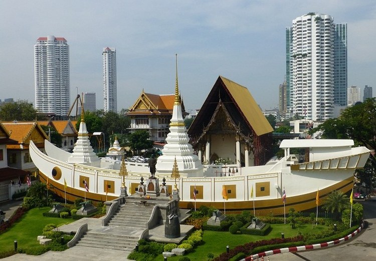 Chính điện hình thuyền buồm với hai tháp trắng ở Wat Yannawa