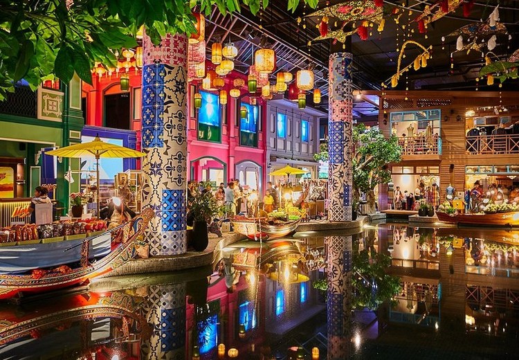 Chợ nổi trong nhà SookSiam với các quầy gỗ và thuyền bày đồ ăn