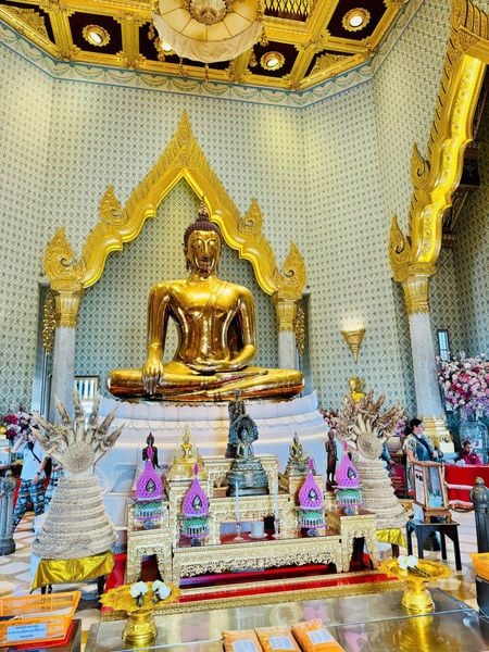 Bức tượng Phật Vàng Phra Buddha Maha Suwanna Patimakorn tọa lạc trên tầng 4, ánh vàng rực rỡ dưới đèn chùa