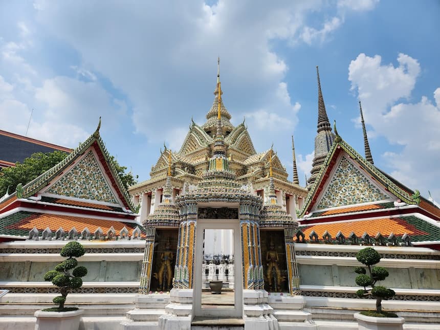 Khuôn viên chùa Wat Pho — nơi khai sinh massage Thái truyền thống tại Bangkok