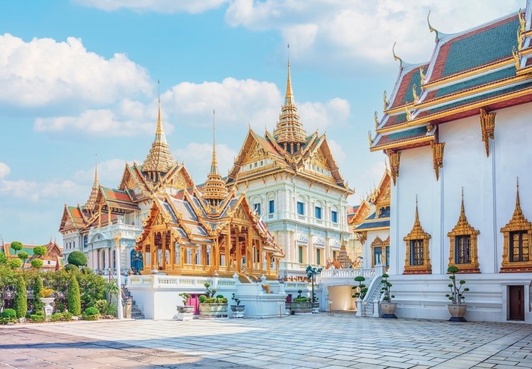 Cổng vào chính của Grand Palace vào buổi sáng sớm ít người