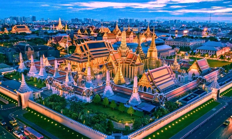 Ảnh toàn cảnh cung điện Hoàng gia Bangkok (Grand Palace) nhìn từ sân ngoài