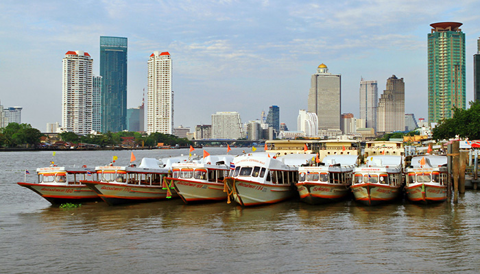 Bến thuyền Tha Chang buổi sáng sớm, tàu gỗ truyền thống neo đậu trước khi di chuyển lên Wat Phra Kaew