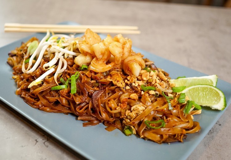 Đĩa Pad Thai đặc trưng với trứng, giá đỗ, chanh
