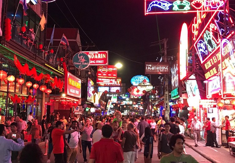 Dòng người dạo phố Walking Street lúc chập tối