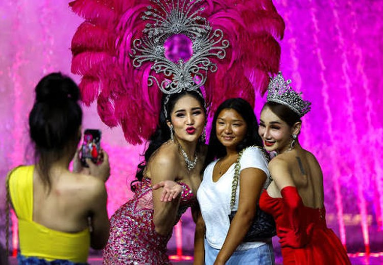 Du khách chụp ảnh cùng nghệ sĩ sau buổi diễn ở Pattaya