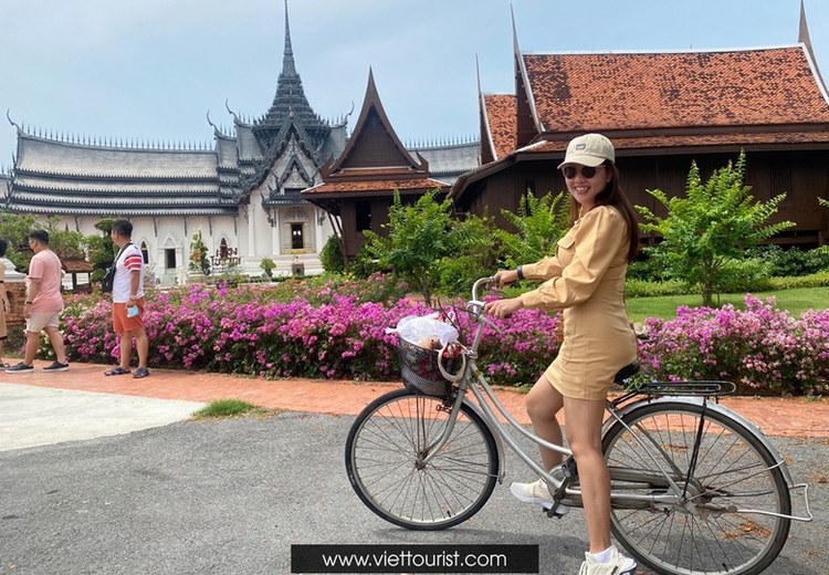 Du khách đạp xe tham quan giữa các công trình ở Muang Boran