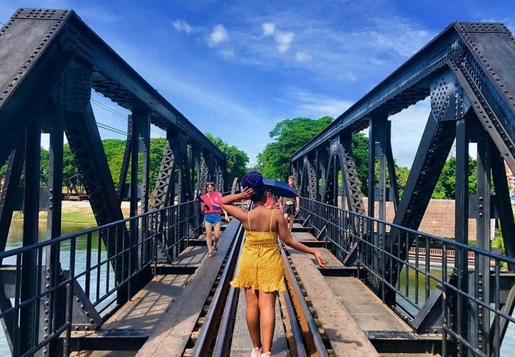 Du khách đi bộ trên những nhịp thép của cầu sông Kwai