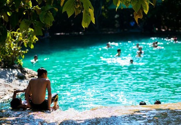 Du khách tắm ở hồ Emerald Pool nước trong xanh