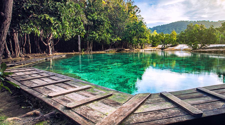 Hồ nước xanh ngọc lục bảo Emerald Pool giữa rừng Khlong Thom