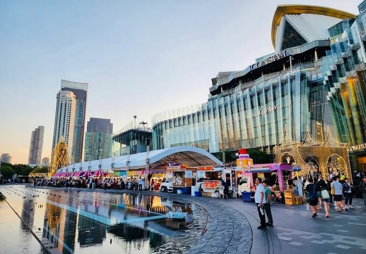 Gia đình dạo chơi và ăn uống trong khu SookSiam tại ICONSIAM