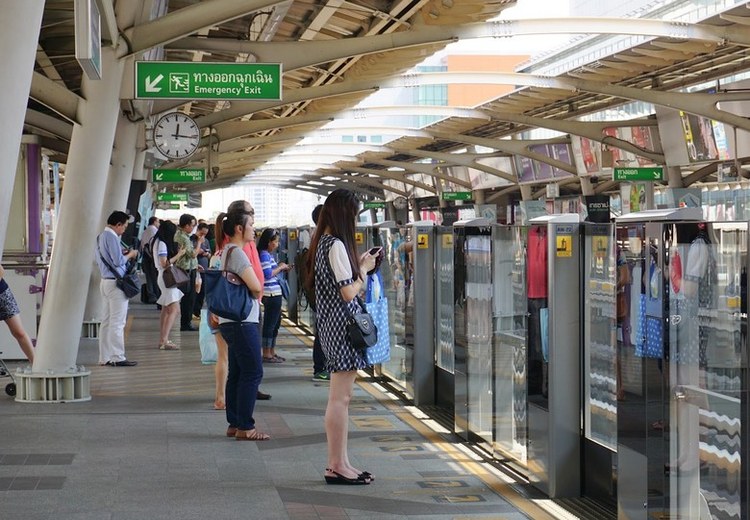 Gia đình đi tàu điện BTS tới khu trung tâm mua sắm Bangkok