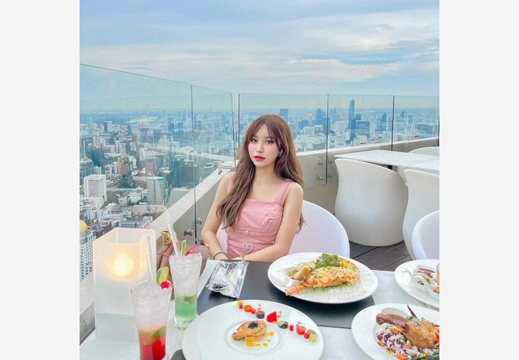 Gia đình ngắm hoàng hôn Bangkok từ tháp Baiyoke Sky