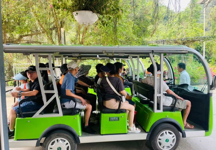Gia đình ngồi xe điện tham quan trong khuôn viên Nong Nooch