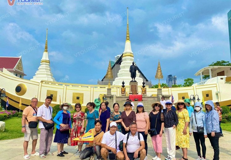 Gia đình tham quan khuôn viên chùa Wat Yannawa